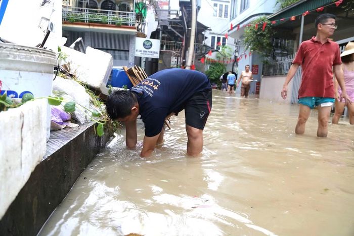 Hệ thống thoát nước bị bồi lắng, tắc nghẽn khiến ngập lụt.