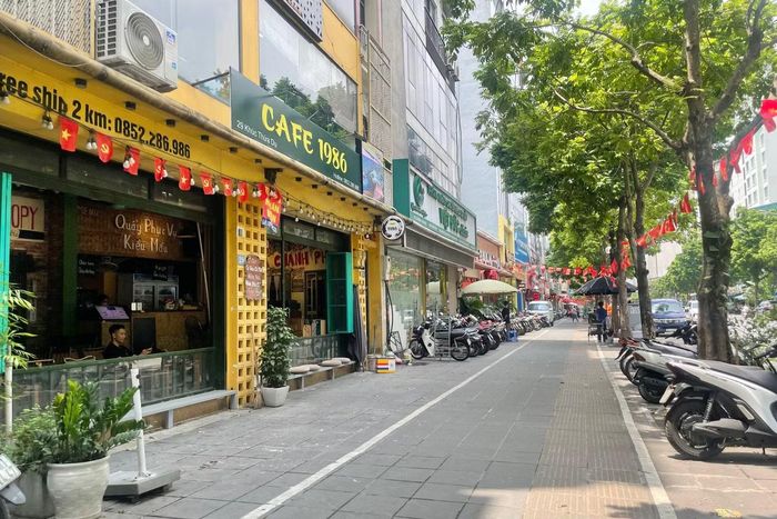 Nhiều nhà hàng, quán ăn, quán nước, cafe... trên phố Khúc Thừa Dụ.