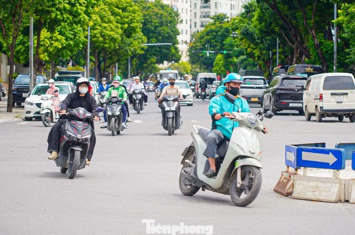 "Khi biết tin có tuyến phố đi bộ ở khu vực này thì tôi rất là vui mừng. Gia đình hay đưa con ra công viên Cầu Giấy vào cuối tuần, nếu có tuyến phố đi bộ sẽ có nhiều trải nghiệm hơn. Hy vọng tuyến phố sẽ sớm đi vào hoạt động", chị Xuân Phương (phường Cầu Giấy, Hà Nội) chia sẻ.