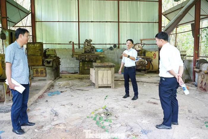 Đại diện lãnh đạo phường Phú Bài, cơ quan chức năng TP. Huế kiểm tra hiện trạng khu đất đã thu hồi và tài sản còn lại để triển khai các thủ tục xử lý.