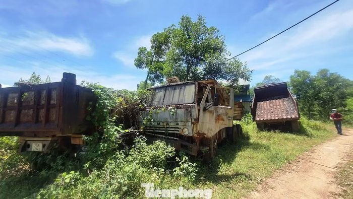 Hàng loạt máy móc, thiết bị xử lý quặng sắt bị bỏ lại nhiều năm trên khu đất hơn 16,5 ha tại xã Phú Sơn cũ, nay là phường Phú Bài, Huế.