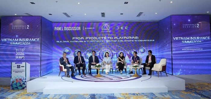 Ông Nguyễn Ngọc Tú, Phó Tổng Giám đốc Chubb Life Việt Nam tham gia hội thảo chuyên đề 2 với chủ đề “Từ sản phẩm đến nền tảng: Xây dựng hệ sinh thái dựa trên AI và lấy khách hàng làm trọng tâm” tại Vietnam Insurance Summit 2026.