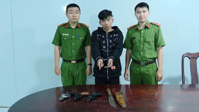 Đặng Trường Thọ - người trực tiếp nổ súng cùng tang vật tại cơ quan công an.