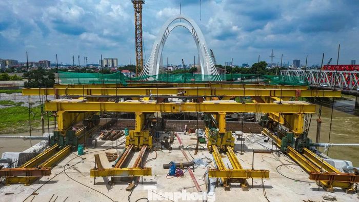Đến nay, mặt bằng tại khu vực hai đầu cầu đã được bàn giao để các đơn vị tiếp tục triển khai thi công.