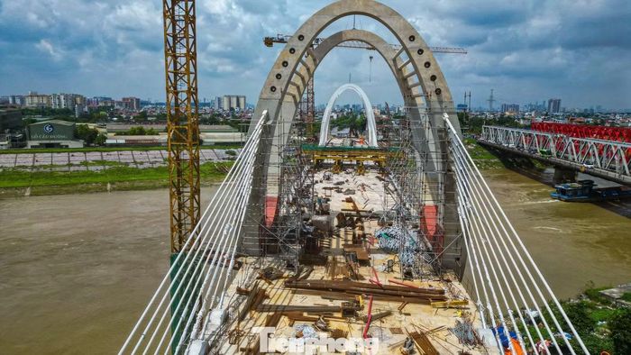 Nhằm đảm bảo tiến độ, đội ngũ công nhân duy trì thi công từ 6h đến 10h30 và từ 14h30 đến 19h để hạn chế tác động của thời tiết nắng nóng, nâng cao hiệu quả làm việc trên công trường.