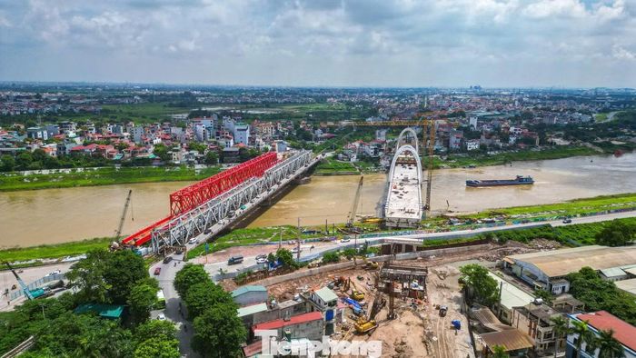 Cầu Đuống cũ sau 124 năm khai thác đã xuống cấp nghiêm trọng, mặt cầu xuất hiện nhiều vị trí hư hỏng, có điểm thủng lớn do lưu lượng phương tiện qua lại dày đặc. Đơn vị quản lý phải sử dụng các tấm thép để gia cố, đảm bảo giao thông. Theo kế hoạch, cây cầu này sẽ được tháo dỡ sau khi cầu Đuống mới hoàn thành và đưa vào khai thác.