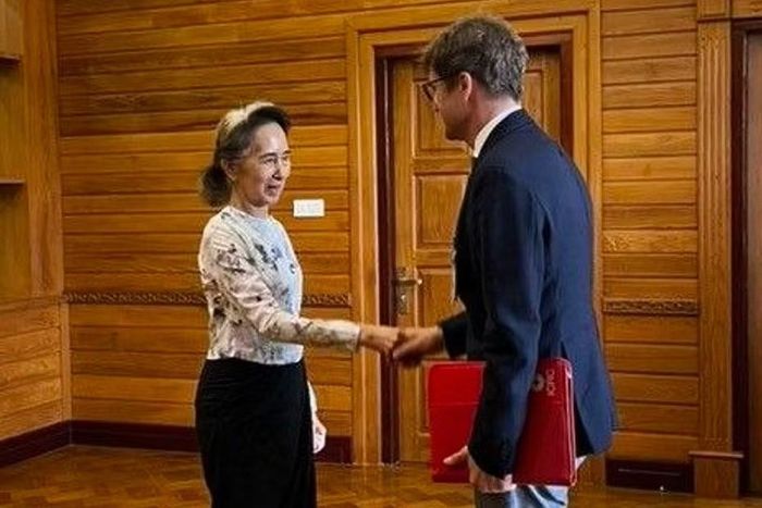 Hình ảnh bà Aung San Suu Kyi gặp đại diện của Ủy ban Chữ thập đỏ quốc tế.