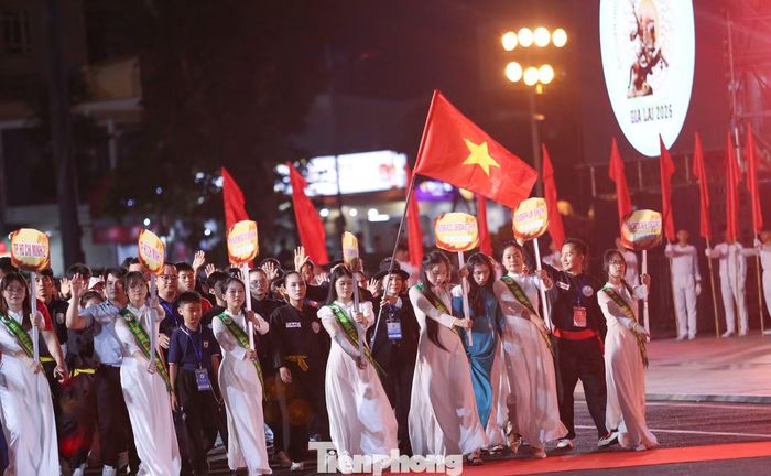 Các đoàn võ thuật trong nước tham gia diễu hành. Ảnh: Trương Định