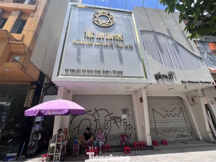 Tiệm kim cương Thực Lan hứa "sẽ quay trở lại ngày gần nhất" nhưng người dân cho biết nơi này đã dọn đồ đi đâu không rõ