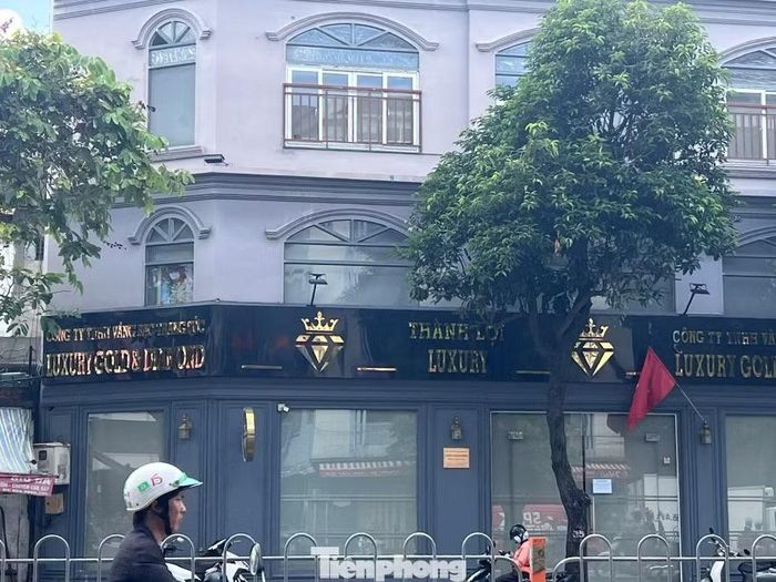 Một tiệm kim cương trên đường Nguyễn Văn Cừ vẫn còn dán thông báo sẽ mở cửa trở lại vào ngày 1/8