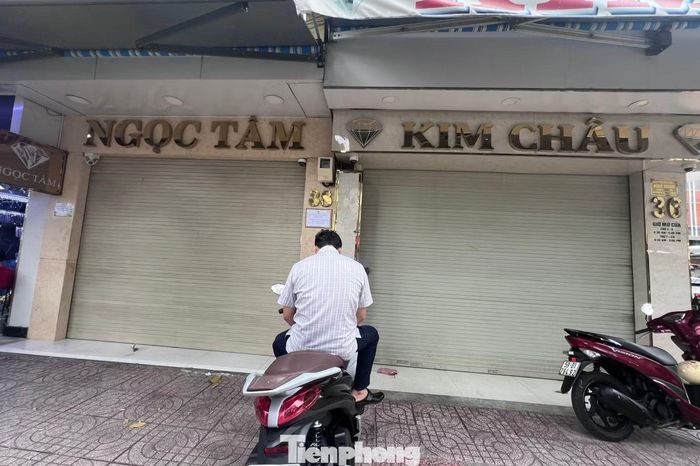 ... nhưng đến đầu tháng 8 vẫn đóng cửa kín mít