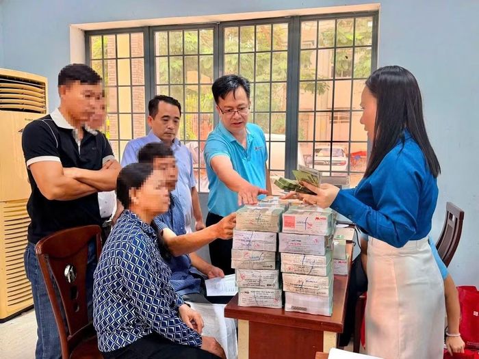 Người dân xã Châu Pha nhận tiền bồi thường giải phóng mặt bằng