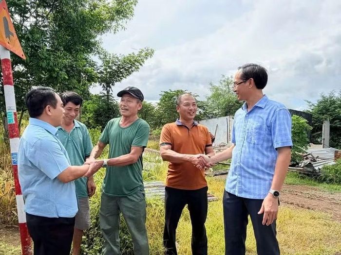  Ông Phan Minh Hợp, Chủ tịch UBND xã Châu Pha trao đổi với người dân có đất bị thu hồi làm dự án đường Vành đai 4 TPHCM 