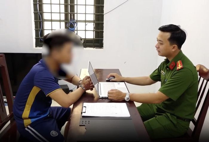 Hồ Thái Sơn tại cơ quan công an.