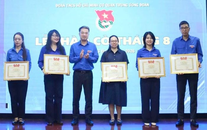 Anh Nguyễn Tường Lâm trao bằng khen với 5 cá nhân có thành tích xuất sắc trong công tác tham mưu.