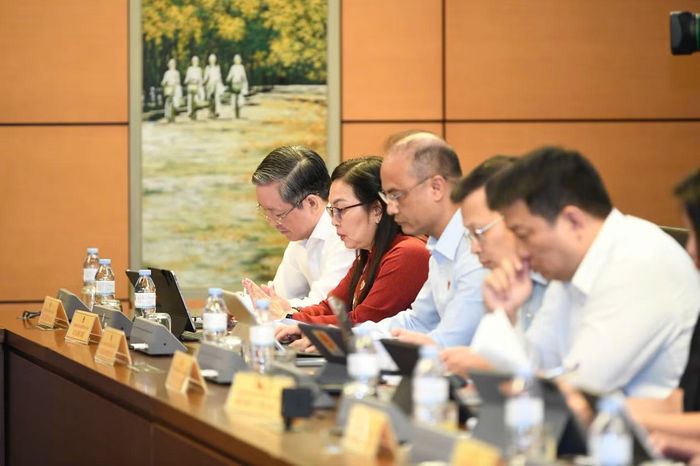  Các đại biểu tại phiên thảo luận ở tổ. Ảnh: Như Ý 