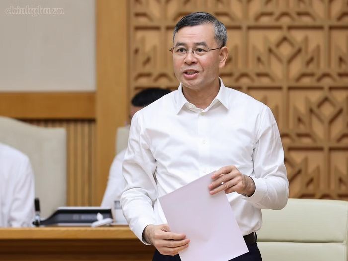 Bộ trưởng Bộ Tài chính Ngô Văn Tuấn báo cáo tại phiên họp. Ảnh: VGP