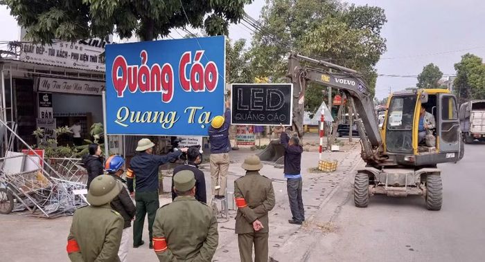 Hà Nội tổng rà soát, xử lý các điểm đấu nối trái phép và vi phạm hành lang an toàn đường bộ trước ngày 14/8. (Ảnh minh họa)