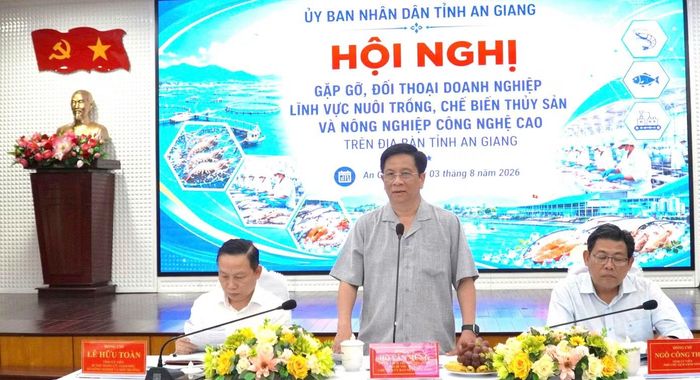 Ông Hồ Văn Mừng - Chủ tịch UBND tỉnh An Giang phát biểu tại hội nghị.