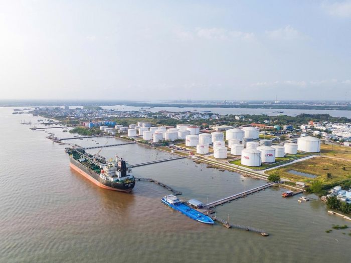 Tàu nhập hàng vào kho PVOIL Nhà Bè