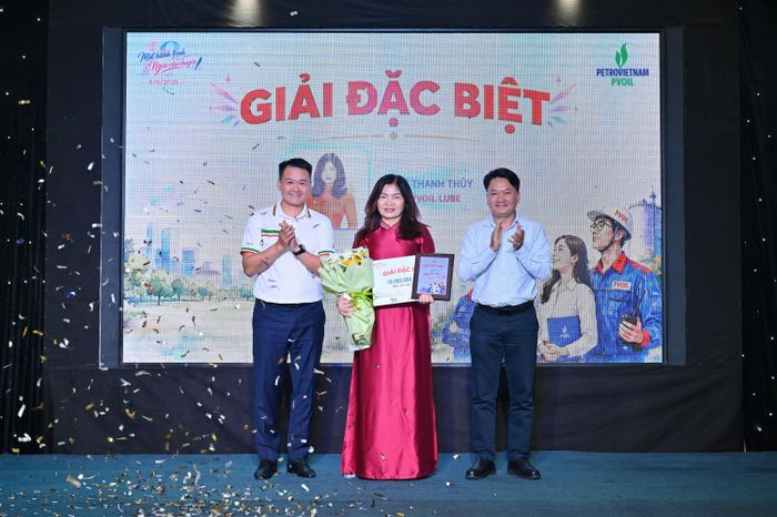 Ông Lê Trung Hưng - Phó Tổng Giám đốc PVOIL và Nhà báo Phạm Thuận Thiên - Tổng biên tập Tạp chí Năng lượng Mới/PetroTimes trao giải cho tác giả và tác phẩm đạt giải Đặc biệt