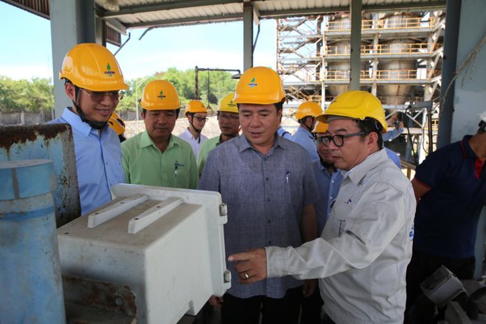 Tổng Giám đốc BSR Nguyễn Việt Thắng chia sẻ về hoạt động xuất bán E100 tại Nhà máy Nhiên liệu sinh học Dung Quất với đoàn công tác.