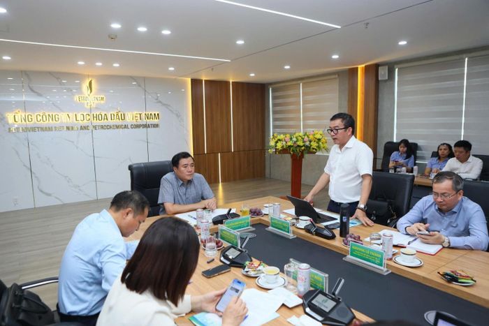 Tổng Giám đốc BSR Nguyễn Việt Thắng báo cáo về tình hình cung ứng E100 và hoạt động sản xuất, phối trộn E10 của Nhà máy Lọc dầu Dung Quất.