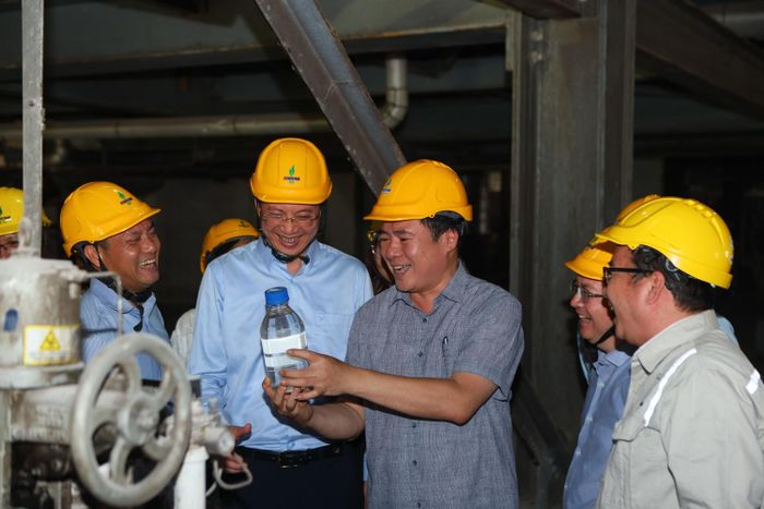 Thứ trưởng Bộ Công Thương Nguyễn Sinh Nhật Tân xem xét chất lượng E100 do Nhà máy Nhiên liệu sinh học Dung Quất sản xuất.