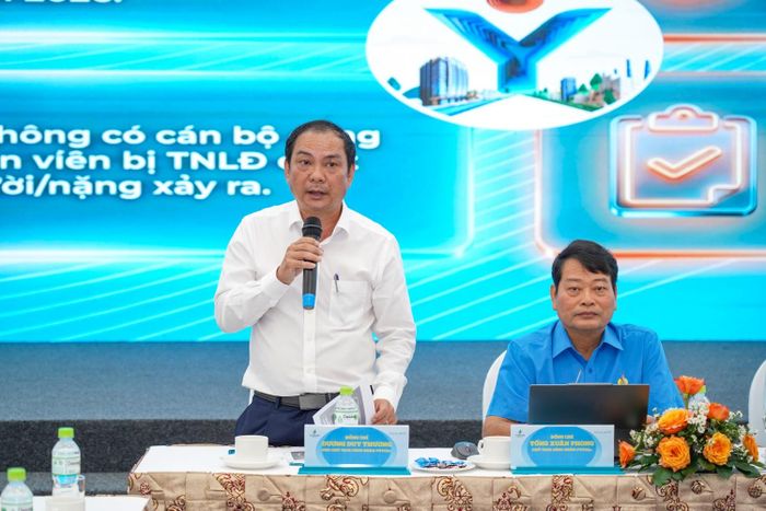 Đồng chí Dương Duy Thương báo cáo về công tác an toàn, sức khỏe và môi trường của Nhà máy Đạm Phú Mỹ.