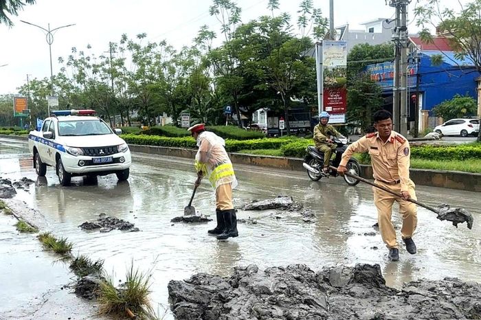 Bùn đất rơi vãi tiềm ẩn nguy cơ tai nạn giao thông