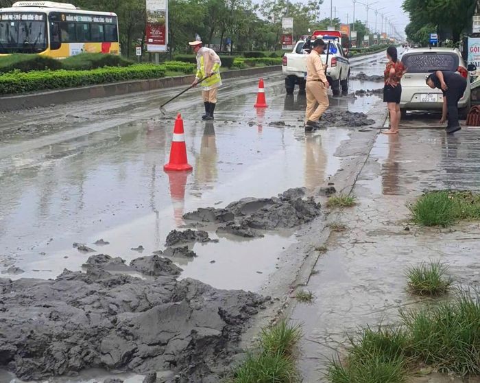 Bùn, đất rơi vãi trên đường