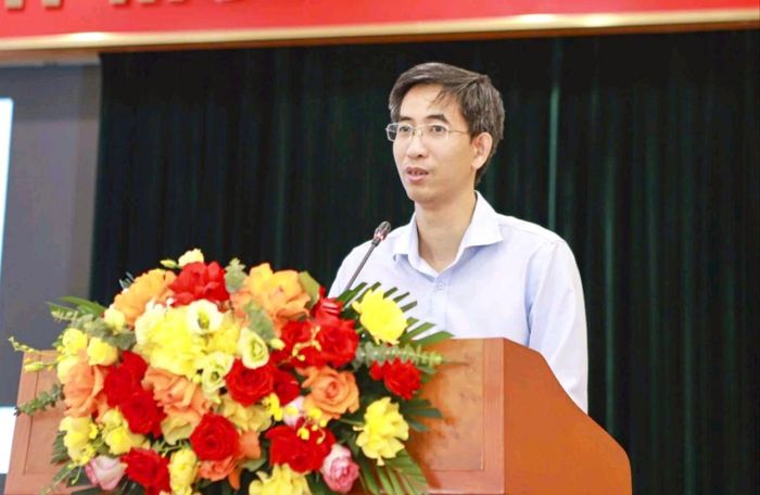 Ông Lưu Đức Minh, Phó Bí thư Đảng ủy, Phó Giám đốc Học viện Chiến lược bồi dưỡng cán bộ xây dựng giới thiệu nội dung dự thảo Đề án tại hội nghị.