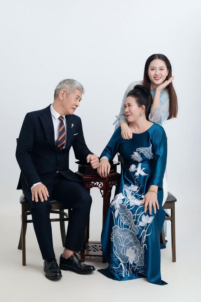 Mỹ Huyền bên mẹ và cha dượng 