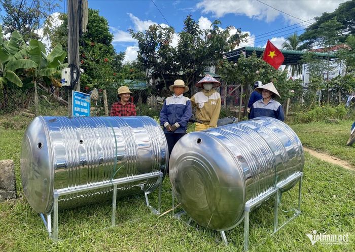 Đồng bào DTTS ở thôn Măng Rương, xã Kon Đào, tỉnh Quảng Ngãi được hỗ trợ phương tiện trữ nước sinh hoạt từ vốn Chương trình MTQG 1719. Ảnh: Ngọc Chí