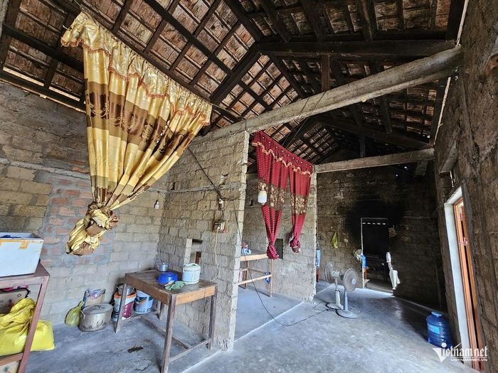 Bên trong căn nhà của bà Toái. Ảnh: Hải Sâm