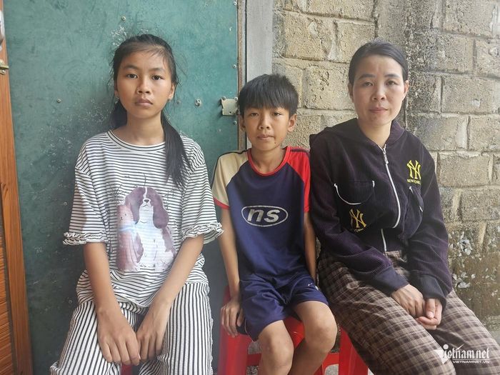Chị Thuấn phải gồng gánh nuôi 2 con trong đó cháu Nam bị bệnh tan máu bẩm sinh. Ảnh: Hải Sâm