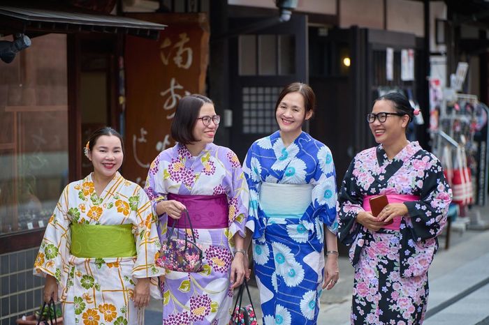 Nhóm du khách người Việt thuê kimono đi dạo phố cổ Kurashiki