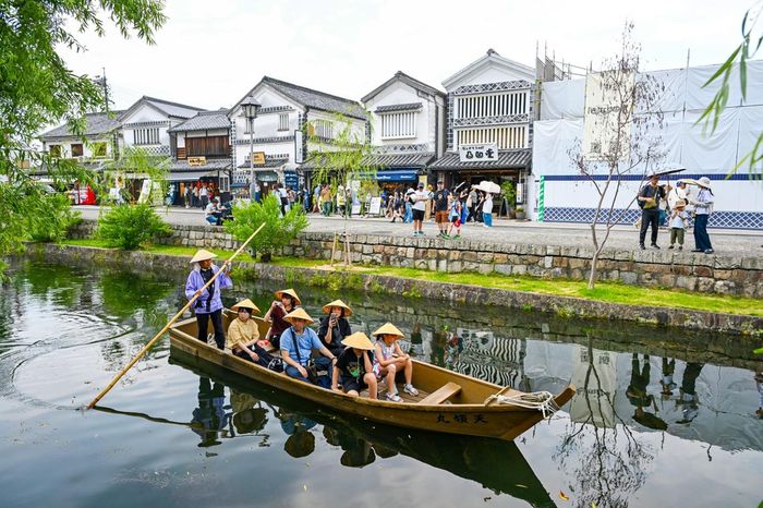 Đi thuyền bên dòng kênh ngắm phố cổ Kurashiki là trải nghiệm nhiều du khách thích thú