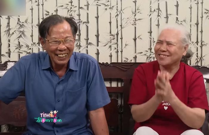 Ông bà vui vẻ khi nhớ lại chuyện tình đẹp của mình trong năm tháng chiến tranh ác liệt. Ảnh: Chụp lại từ chương trình