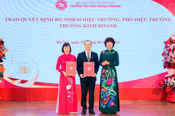 Với Trường Kinh doanh, PGS. TS Lê Thái Phong được bổ nhiệm giữ chức vụ Hiệu trưởng; TS Nguyễn Thúy Anh giữ chức vụ Phó Hiệu trưởng. Ảnh: FTU