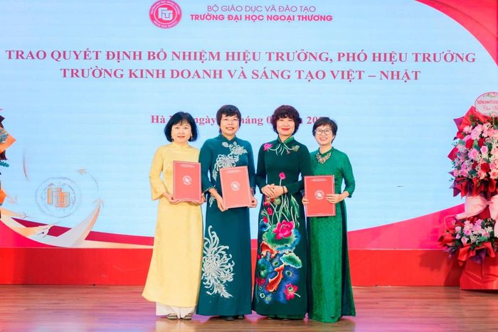 Đối với Trường Kinh doanh và Sáng tạo Việt – Nhật, PGS. TS Nguyễn Thị Hiền được bổ nhiệm giữ chức vụ Hiệu trưởng; PGS.TS Trần Thị Ngọc Quyên - Phó Hiệu trưởng Trường Kinh doanh và Sáng tạo Việt - Nhật, phụ trách Viện Nghiên cứu Sáng tạo; TS Phạm Thị Mai Khanh được bổ nhiệm giữ chức vụ Phó Hiệu trưởng, phụ trách Viện Phát triển nguồn nhân lực Việt Nam - Nhật Bản tại TPHCM (VJCC HCM). Ảnh: FTU.