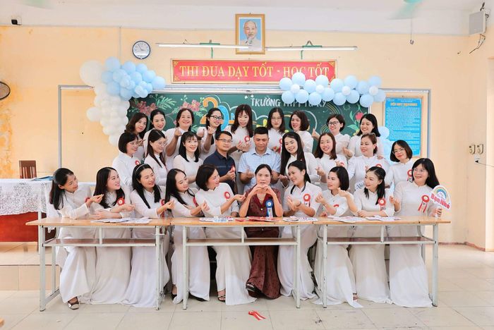 Cô chủ nhiệm và những học sinh 12A4 gặp lại sau 20 năm. Ảnh: NVCC