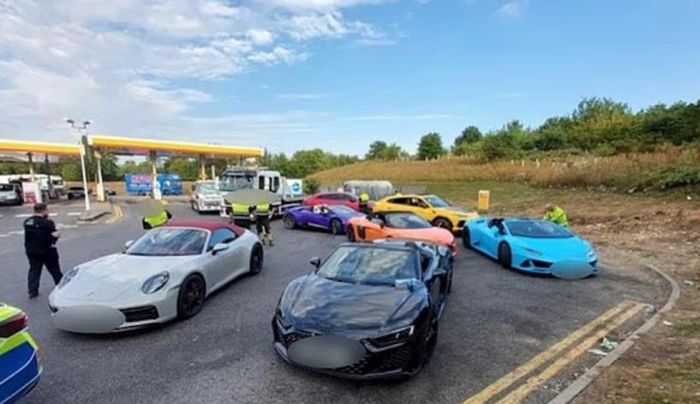 13 siêu xe Lamborghini, Ferrari, Porsche bị tịch thu vì đua xe giờ cao điểm.