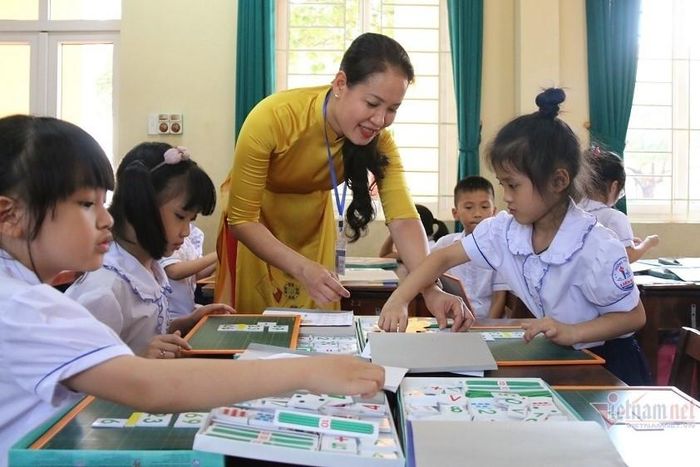 Giáo viên và học sinh tại một trường tiểu học. Ảnh: Thanh Hùng