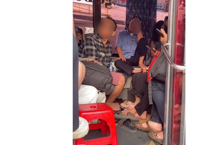 Nhiều người phải ngồi ở ghế nhựa trên xe. Ảnh: CACC