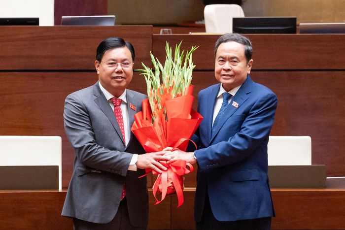 Chủ tịch Quốc hội tặng hoa chúc mừng Bộ trưởng Nội vụ Nguyễn Tiến Hải. Ảnh: QH