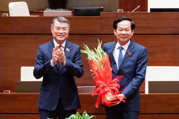 Thủ tướng Lê Minh Hưng tặng hoa cho Bí thư thành ủy Cần Thơ Đỗ Thanh Bình, nguyên Bộ trưởng Nội vụ. Ảnh: QH
