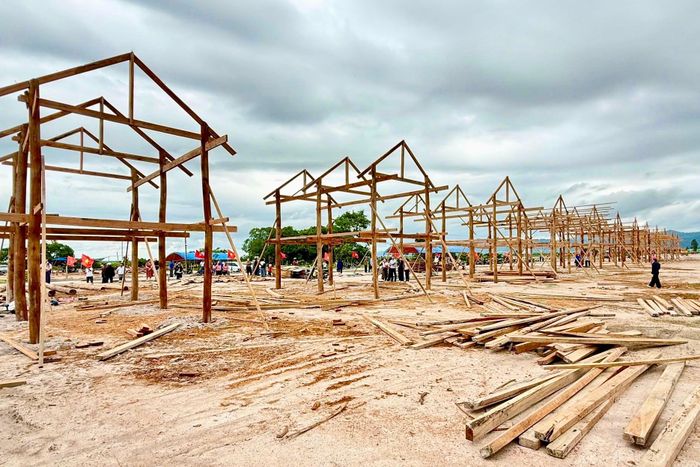 Xã Ia Tul quyết tâm xây dựng và đưa hơn 200 hộ dân Bôn Jứ về nơi ở mới an toàn, hoàn thành trước ngày 15/11. Ảnh: ĐVCC