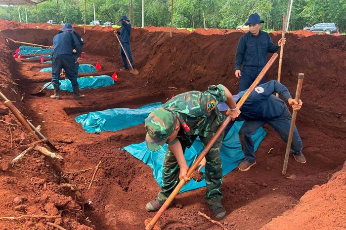 Lực lượng chức năng tìm kiếm, quy tập hài cốt liệt sĩ tại xã Minh Đức, TP Đồng Nai. Ảnh: Đội K72