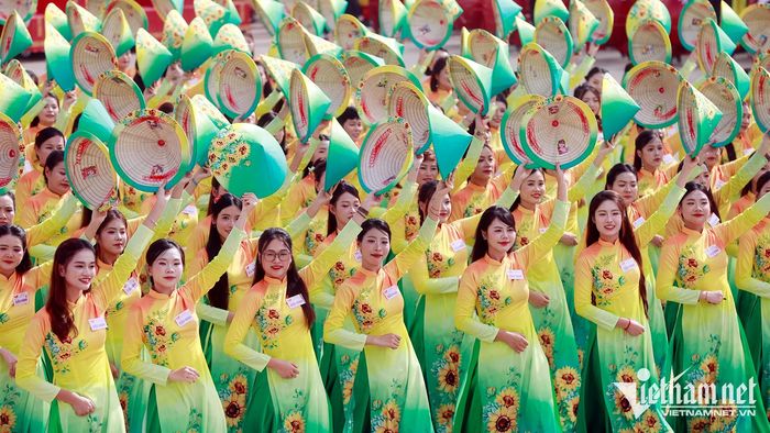 Khối Phụ nữ tham gia diễu hành tại lễ kỷ niệm 80 năm Quốc khánh. Ảnh: Phạm Hải